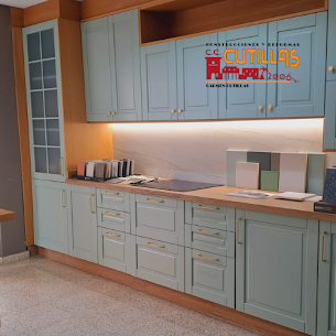 Cocina vintage en azul con tiradores dorados