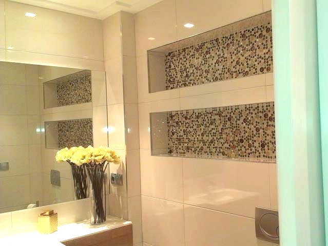 Baño moderno con nichos decorativos de mosaico y azulejo blanco brillante
